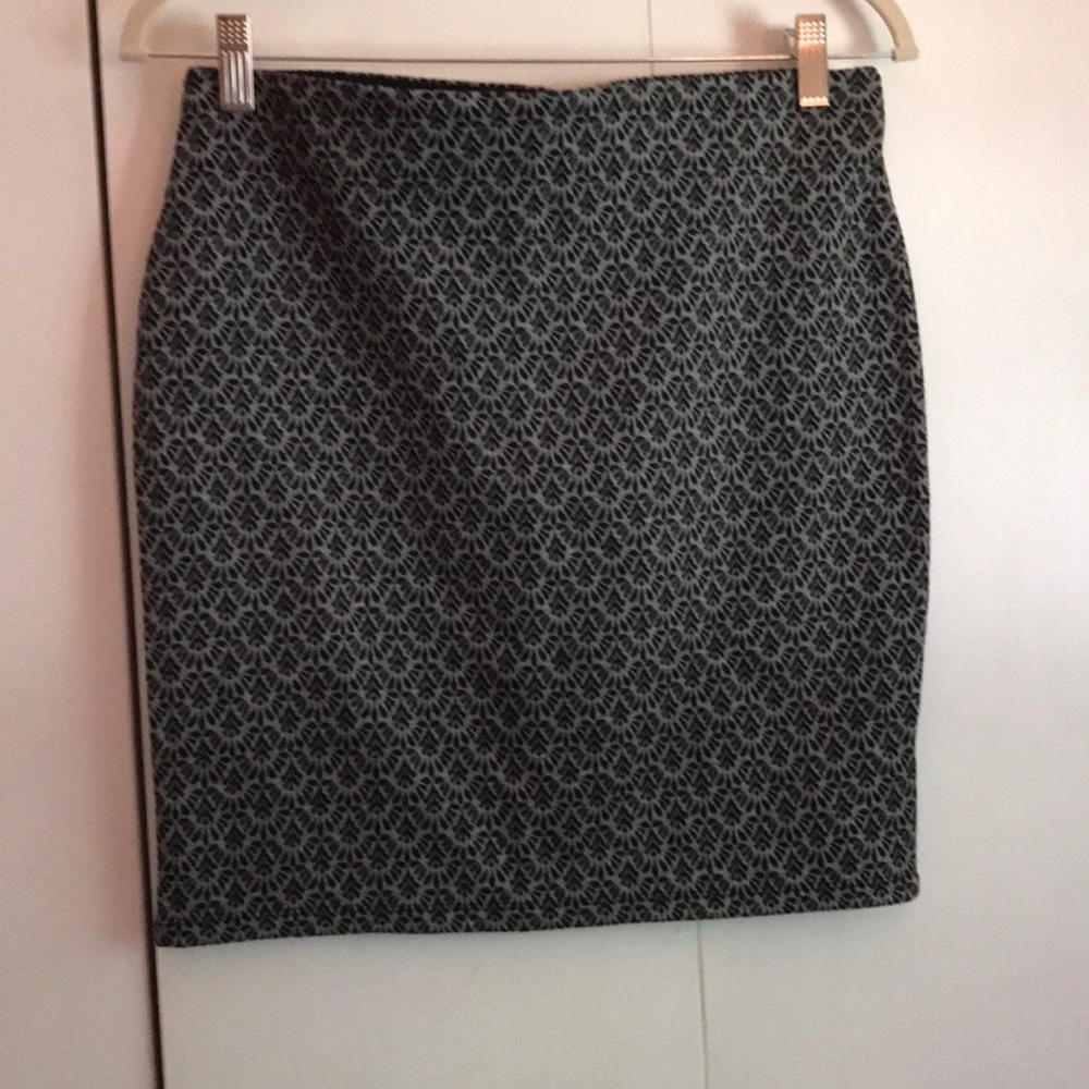 Black and gray pattern pull on skirt
